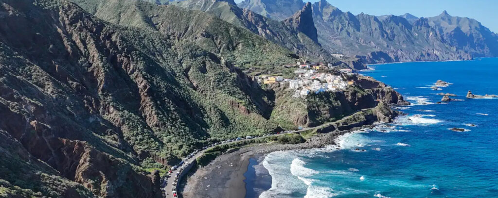 Cala tranquila en Tenerife rodeada de naturaleza volcánica y aguas cristalinas.