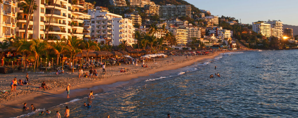 Playa con gente tomando el sol.