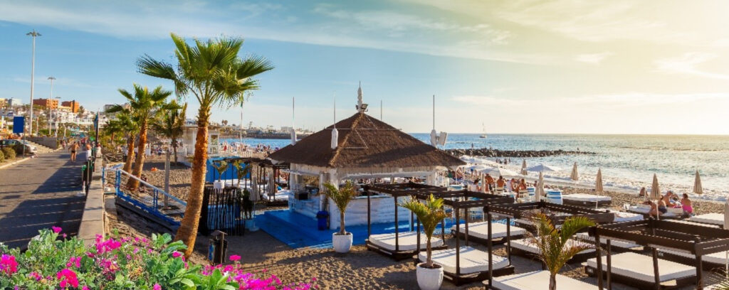 Playa familiar en Tenerife con arena fina y aguas tranquilas, ideal para viajar con niños.