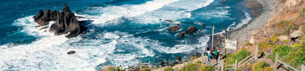 Playa de Benijo en Tenerife Norte, una playa salvaje de arena negra con vistas espectaculares.